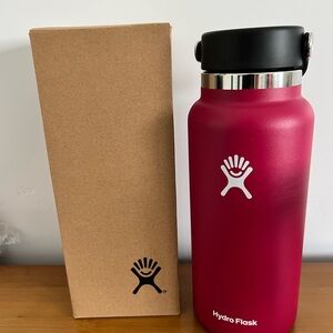 Hydro Flask Berry Bottle with Black Lid. NEW 32OZ 32 oz.